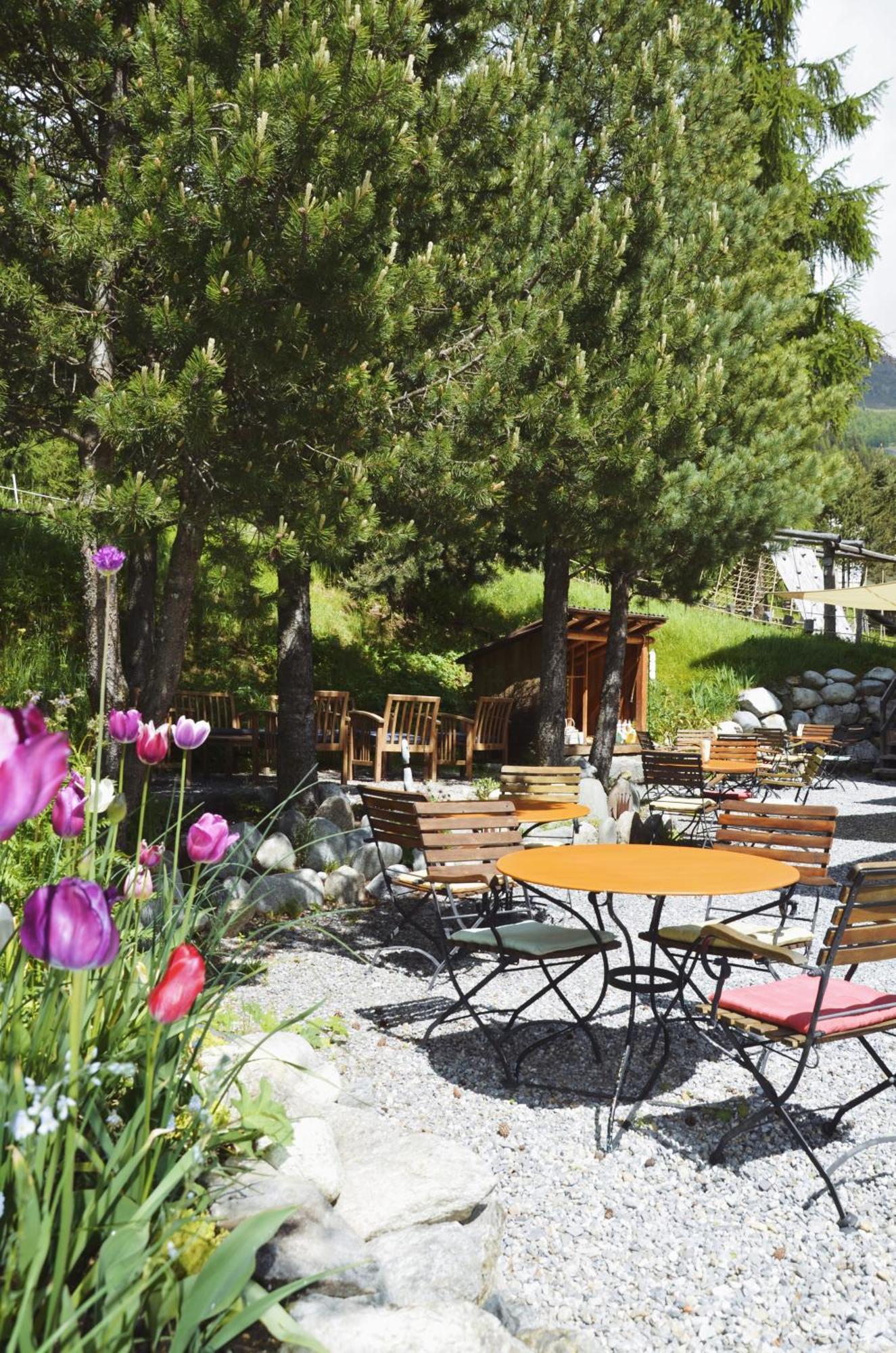 Hotel Veduta Cinuos-Chel Buitenkant foto