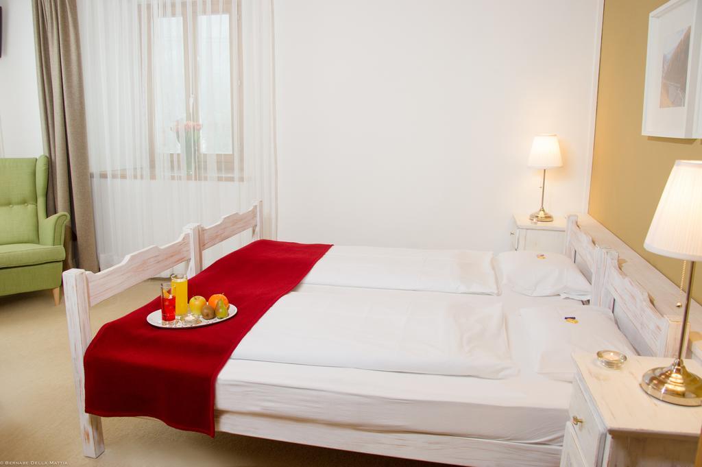 Hotel Veduta Cinuos-Chel Buitenkant foto